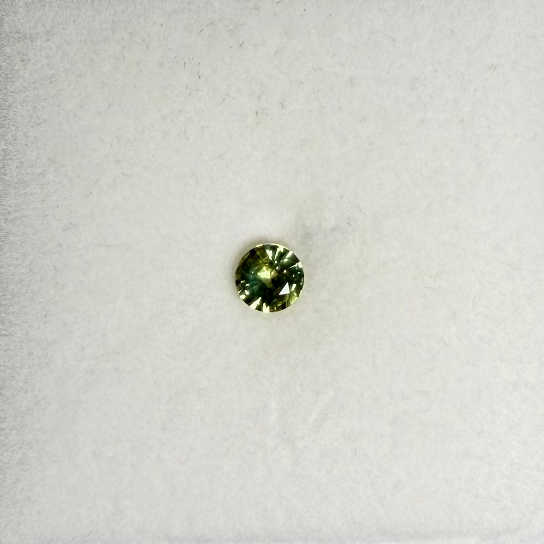 0.61ct Greenish Yellow Round Sapphire